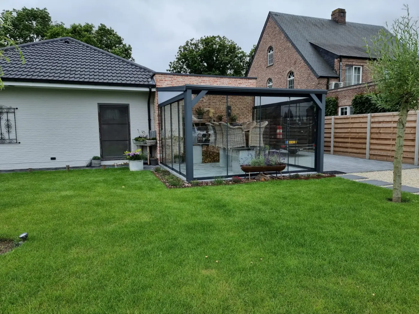 Moderne overkapping met strakke lijnen
