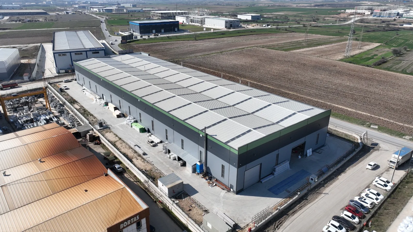 De aluminiumfabriek achter HETT Veranda