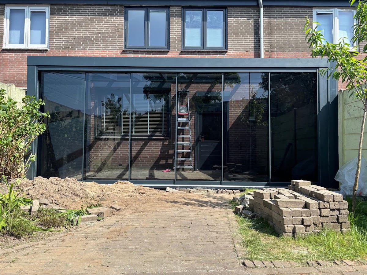 Vrijstaande overkapping in de tuin