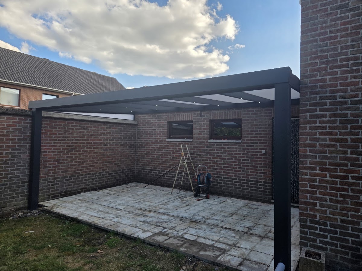 Open overkapping in de tuin, zonder wanden