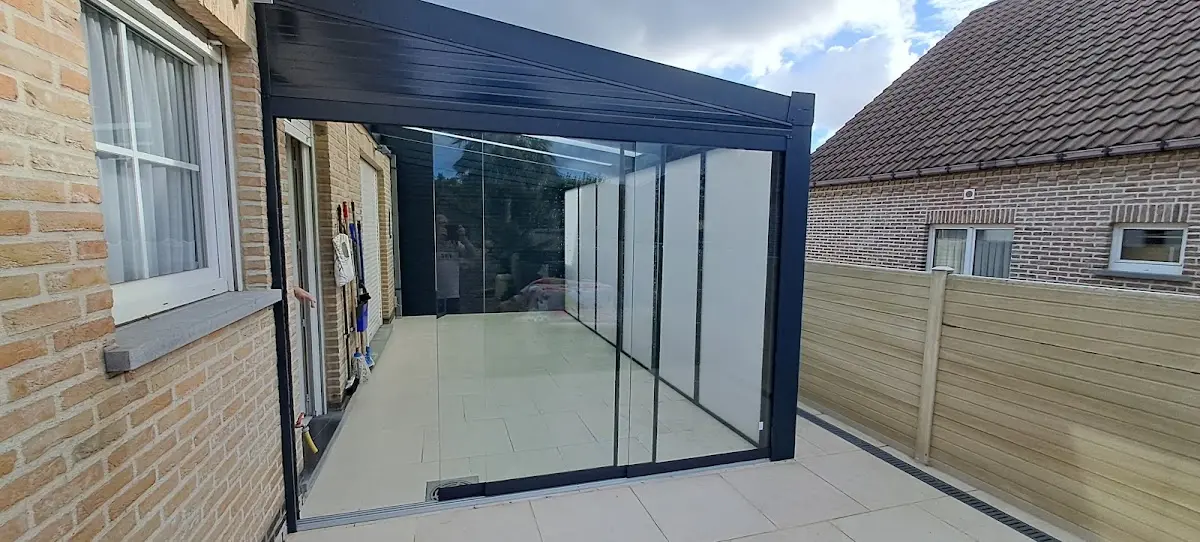 Moderne overkapping met strakke lijnen van HETT Veranda